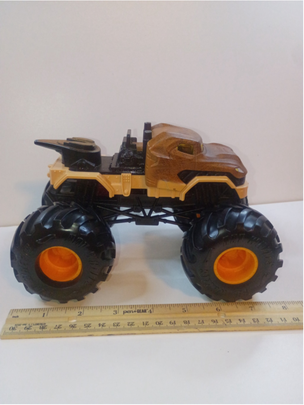 Hot Wheels monster truck that Jurassic world T-Rex 1:24 scale